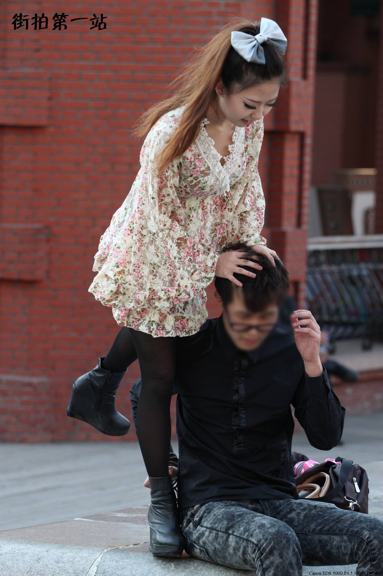 [online collection] sister Heisi riding on a man's shoulder on August 21, 2013